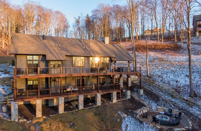 Red Sky Retreat at Eagles Nest - Vineyard, hot tub, dog-friendly