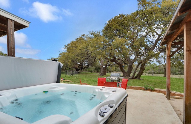 Redbud Retreat I BlancoI Hot tub