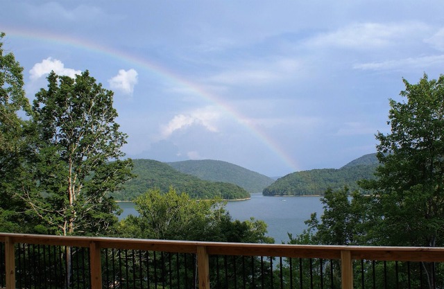 Redden's Roost; snuggle into a lakefront nest with a gorgeous bird's eye view