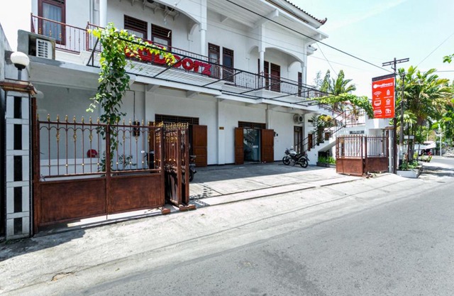 RedDoorz near Puro Mangkunegaran
