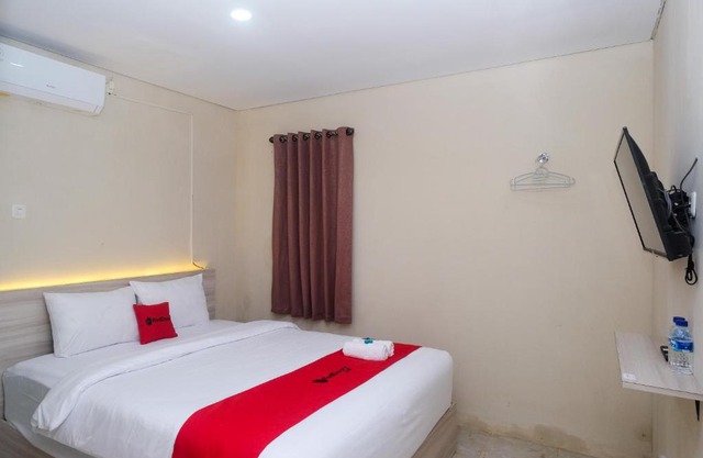 RedDoorz Plus near RS JIH Solo