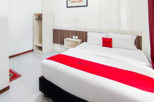 RedDoorz Syariah at Penginapan Eby Padang
