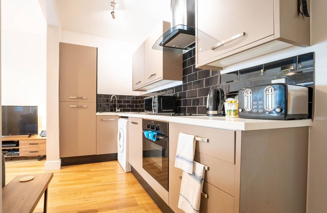 Redhill Garland- 1 bed ground floor apartment by LGW Short Lets
