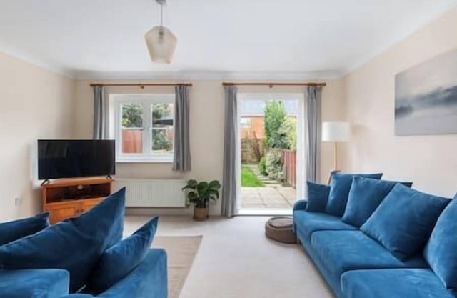 Redhill, Sleeps 9, Private Parking,17 mins London Gatwick, 30 mins to London
