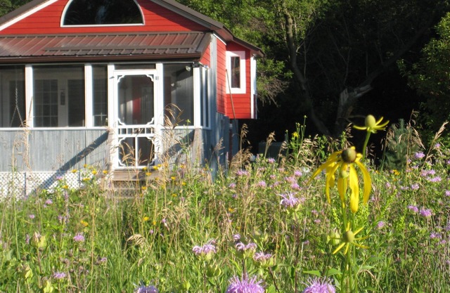 Redpath Retreat- enjoy the quiet beauty of the prairie in this private cottage