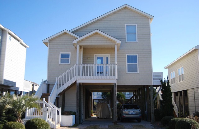 REDUCED RATES FOR AUGUST - 4 Bed IP House on Water-Sleeps 8-EASY BEACH ACCESS
