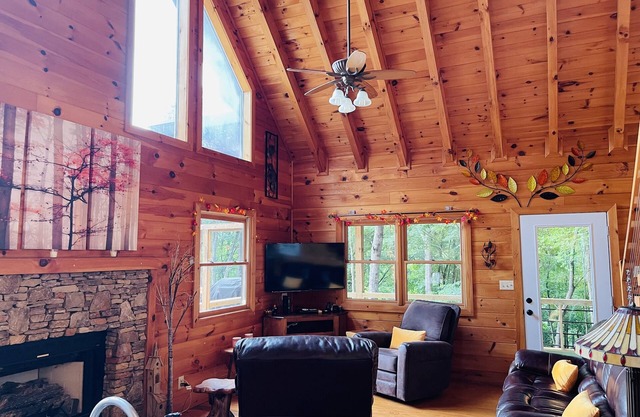 REDUCED spring rates/Aska /PET FRIENDLY! Walk to hiking trails/EVENTS welcome!