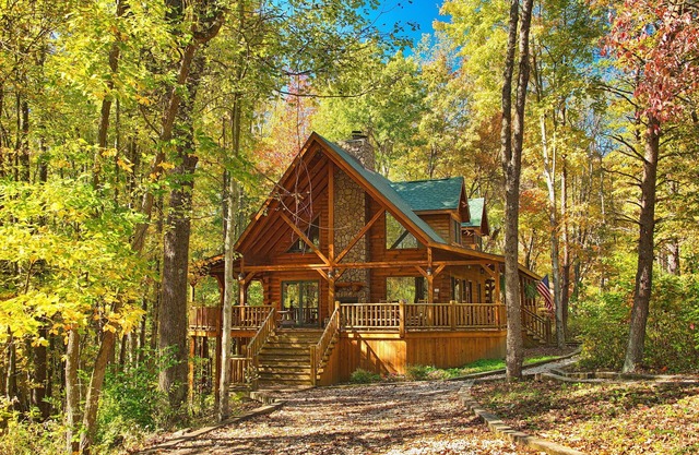 Redwood Lodge Hocking Hills-Covered Porches, Firepit, Hot Tub, Rec Room, WiFi