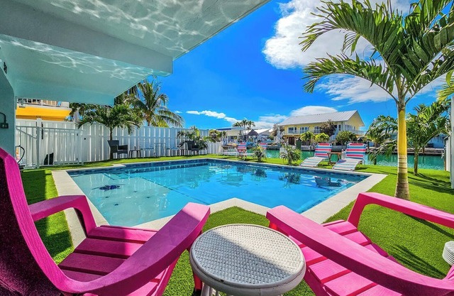 Reef Retreat 2 bed 2 bath w/private pool plus Caba
