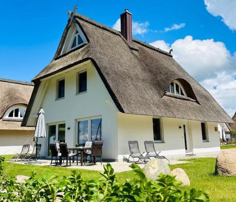 Reetdach-Ferienhaus "ANNI" mit direktem Meerblick, Sauna und Kamin