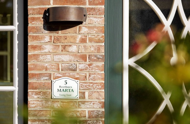 Reethüs Marta - right - Reethüs Marta (right)