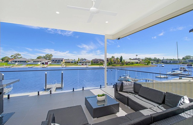 Reflections - BEAUTIFUL 4 BEDROOM CANAL WATERFRONT HOME