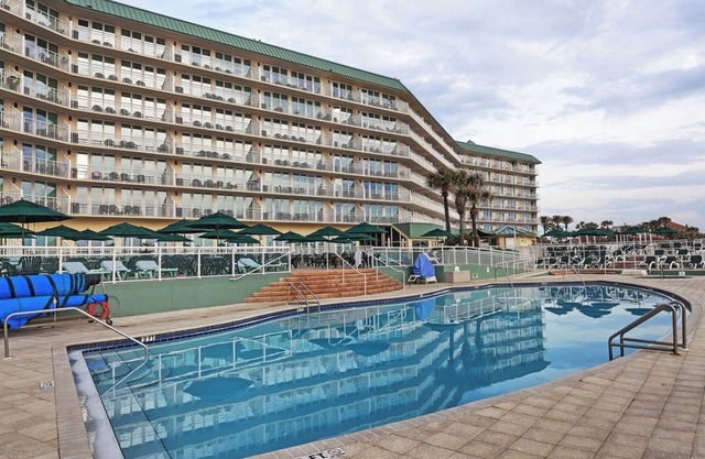 Refresh in This Ocean View 1BR w/Resort Amenities, Kitchen & Beach Nearby