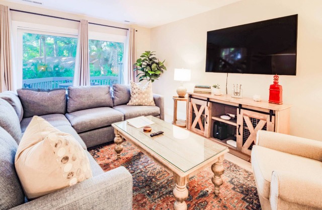 Refreshed, Coastal & Casual Inland Harbour Gem - On Site Pool & Tennis - Walk to Harbour Town.