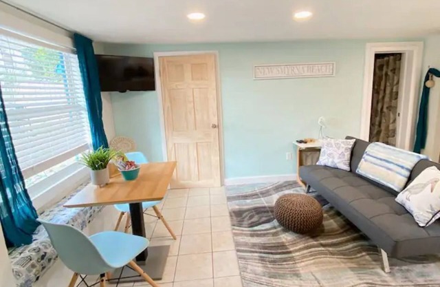 Refreshing & cozy beach bungalow, 3 minutes to beach & 10 minutes to Flagler!
