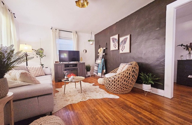 Refreshing home with WiFi, AC, fireplace in marvelous Heart of Yadkin Valley