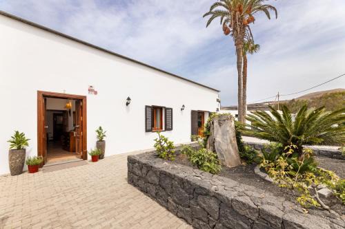 Refugio del Volcán by Tropical Host