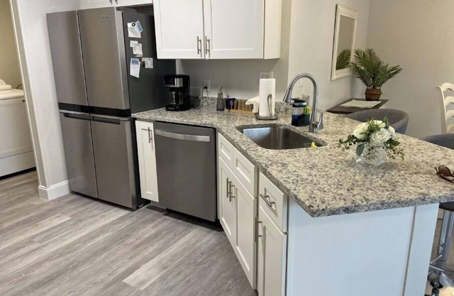 Refurbished villa with golf cart, great location, corner lot