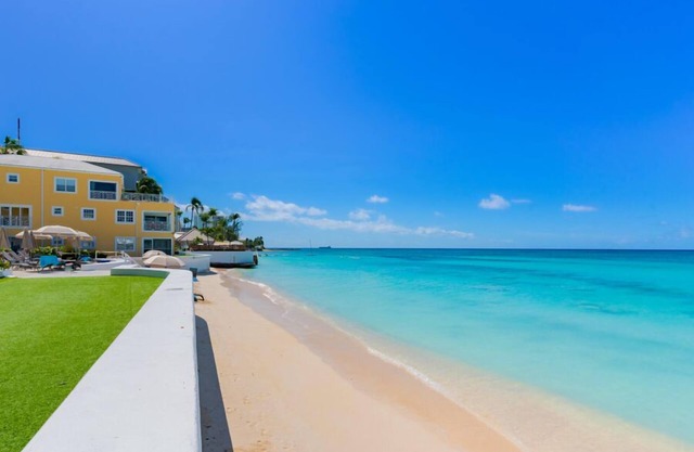 Regal Beach Club 112-Stunning Condo-Fabulous Complex-Walking distance to all!