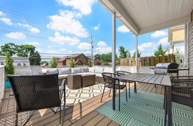 *Regal Bricks* Oversized Deck | Views | Fire Pit | Private Garage