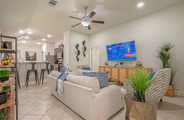 Regal Houston/IAH Villa: Parking|7 Beds|Sleeps 10|