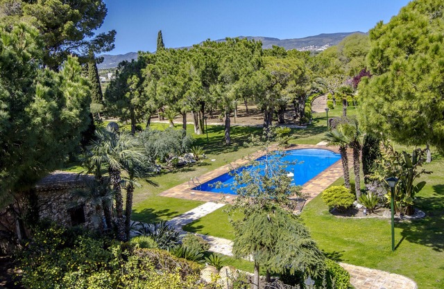 Regal Retreat with extra large pool near Sitges