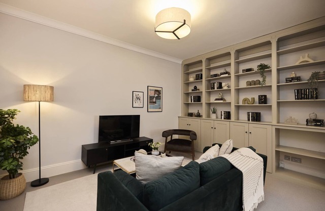 Regent's Park Mews - 4-Bed with Patio