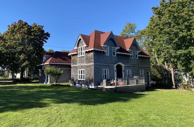Registered Historic Edwardian Carriage House. Close to Katy's Cove.Pet Friendly.