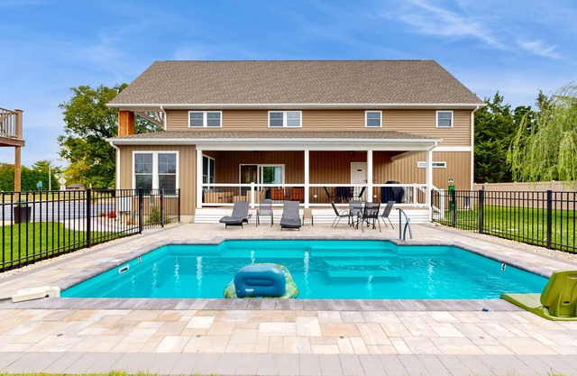 Rehoboth Beach group getaway with private pool & 2 studio apts