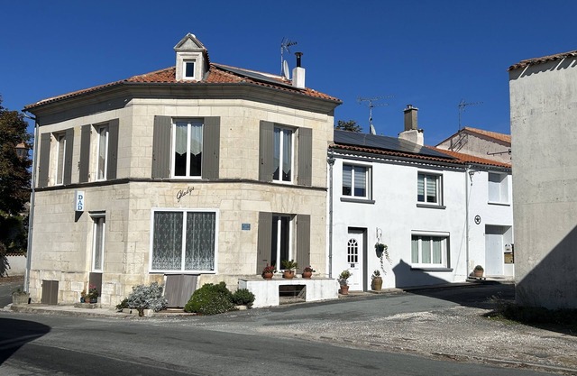 Relax, surrounded by vineyards, 15 mins from sandy beaches and restaurants.