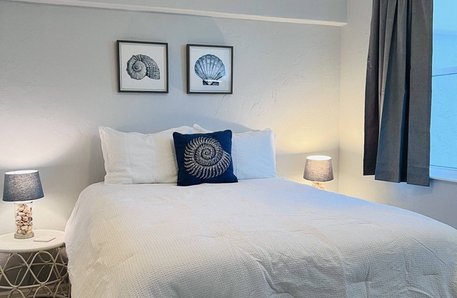 Relax and enjoy the ocean view on the balcony. Just 15 minutes to Mayo Clinic