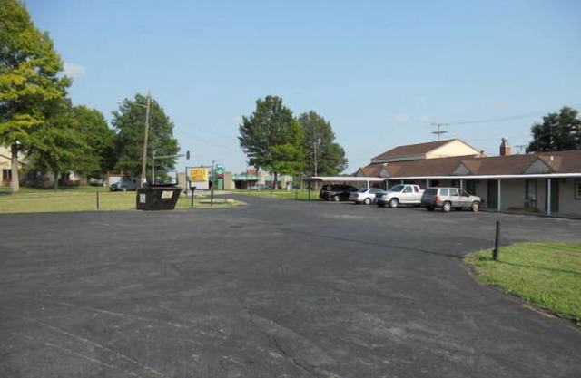 Relax and Recharge in Knights Inn Harrisonville! Free Parking, Pets Allowed