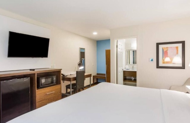Relax and Recharge! 4 Great Units, FREE Parking, FREE Breakfast, Onsite Pool