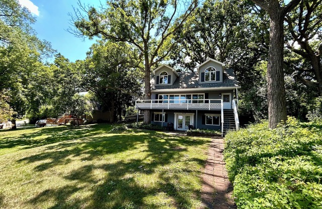 Relax and recharge! Charming lake view house in quaint Wonder Lake, IL!