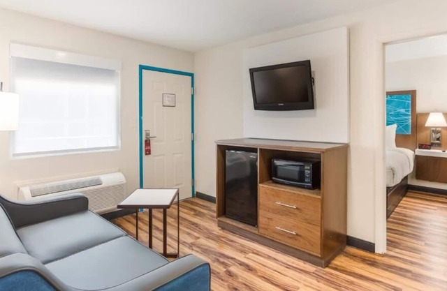 Relax and Unwind! 3 Comfortable Units, Free Parking and Breakfast, Onsite Pool