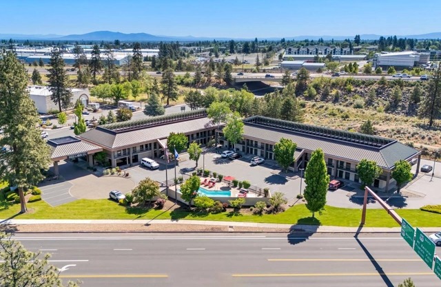 Relax and Unwind! 4 Convenient Units. Minutes Away to Historic Downtown!