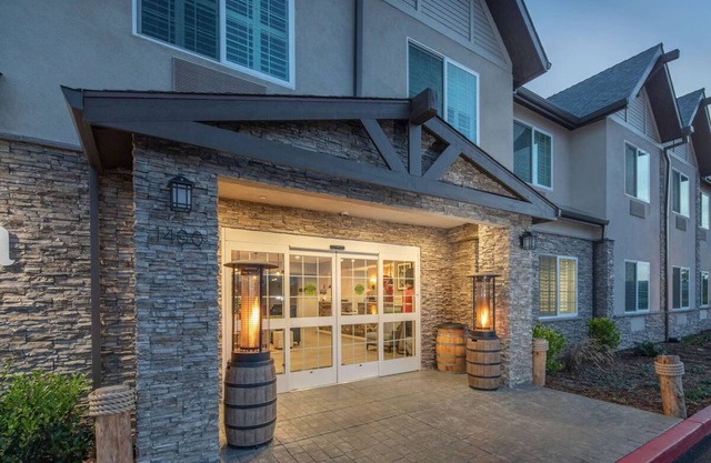 Relax and Unwind at Modern Park City Accommodation w/Breakfast & Free Parking