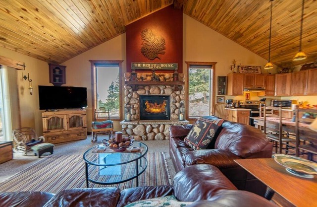 Relax and Unwind with Breathtaking Panoramic Views - Red Hill House