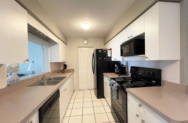 Relax at Casa SRQ! This 3 bed 2 bath solar HEATED POOL is a private oasis!