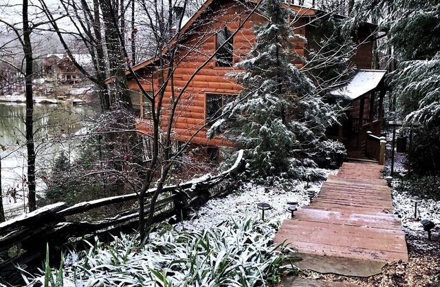 Relax at the Lake Side Retreat