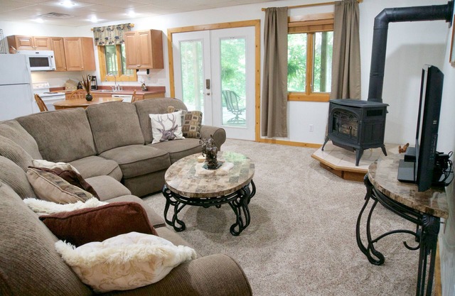 Relax At The Quiet Deer Tracks Lodge Where the Deer Roam & The Birds Sing
