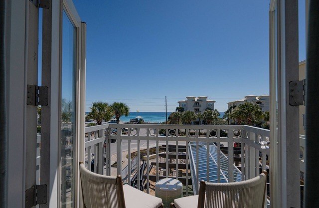 Relax by Gulf waves/corner unit/deeded beach access