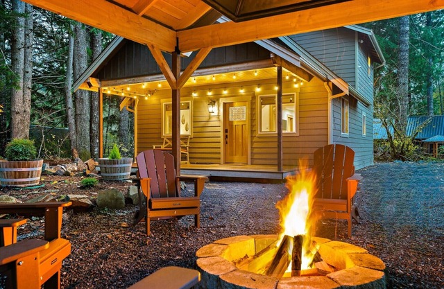 Relax by Rainier: Luxe King, Hot Tub, Wi-Fi, Covered Fire Pit, AC, 5 mi to Park
