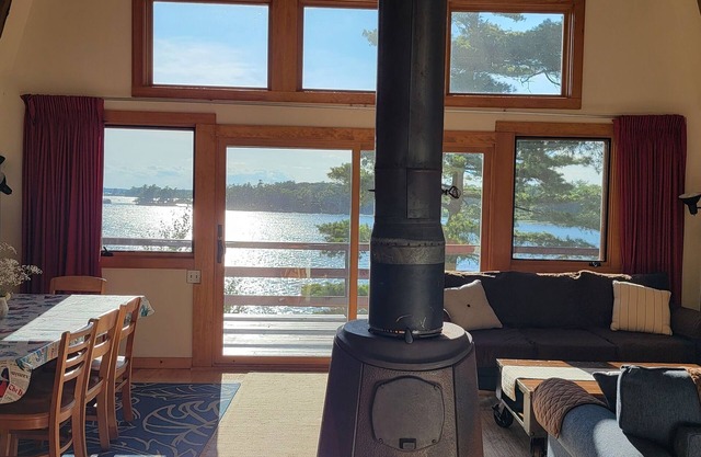 Relax, Enjoy and Unwind on the Lake at Goose Bay Cottage - Pet Friendly!