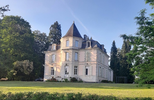 Relax in a 3* castle in the heart of nature of the Haute-Charente lakes district