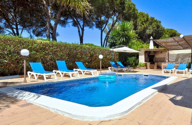 Relax in a 5-bedroom villa with a private pool in Vilamoura.