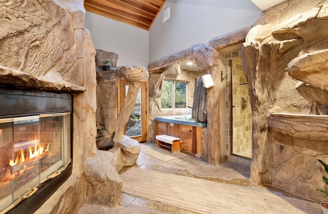 Relax in Luxury at The Spa at Winterset - Indoor Hot Tub - Sauna - Games