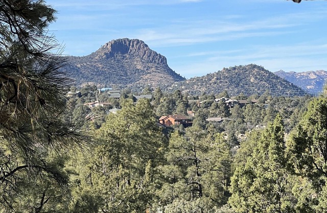 Relax in our cozy 3-bedroom cabin near Whiskey Row - 8 min