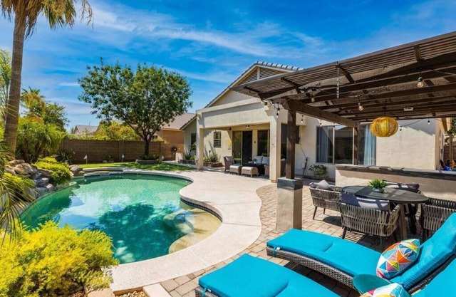Relax in Paradise - 4 Bed + 2 Bath w/Gorgeous Heated Private Pool & Spa!
