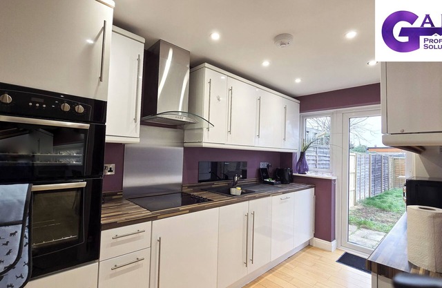 Relax in Style at Palm Trees House: : Close to Cambridge and Local Hotspots